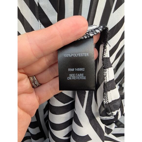 Torrid Hi-Lo Babydoll Sheer Button Front Tunic Tank Sz 2X Black White Geometric - Picture 8 of 9